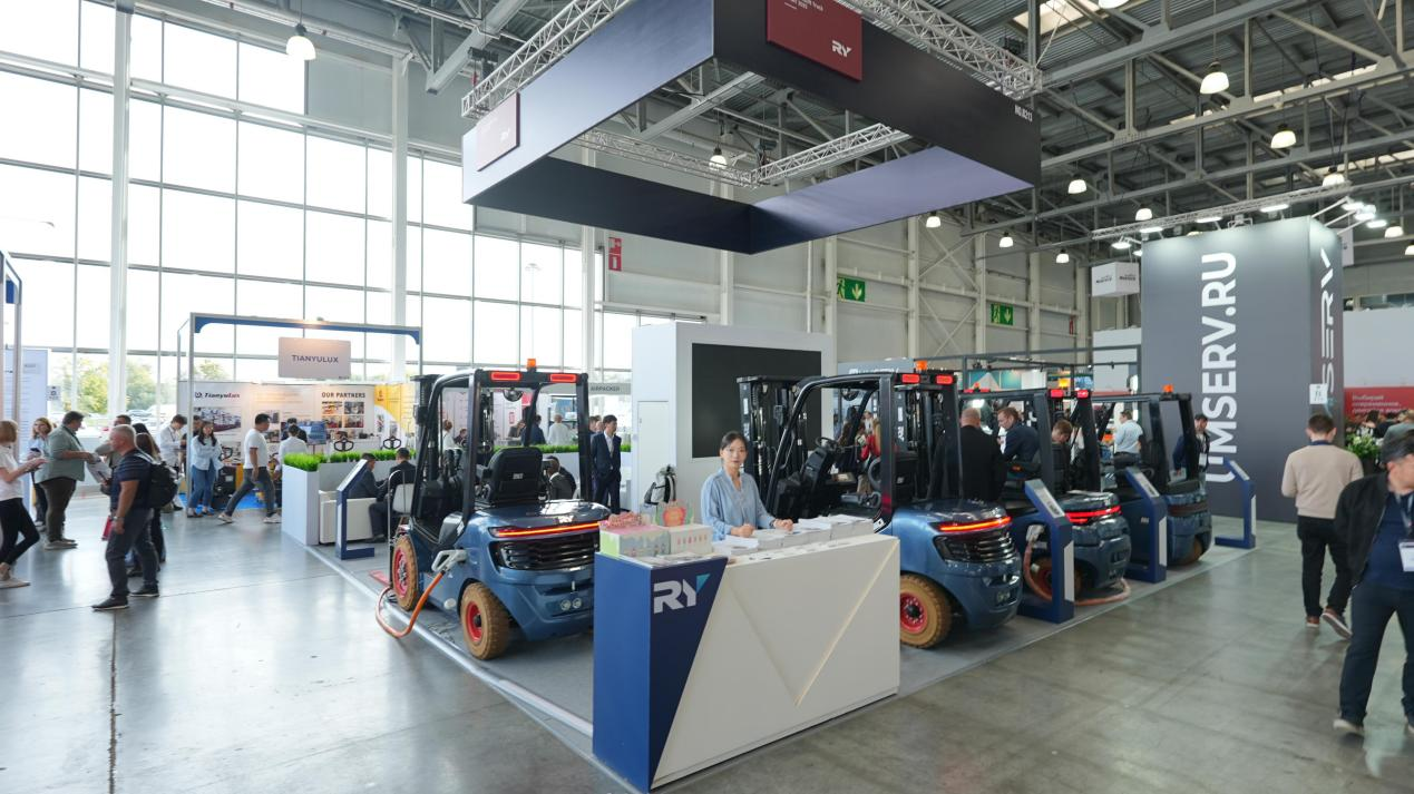 Royal Forklift Shines at Cemat Russia 2025 Xe nâng Hoàng gia Tỏa sáng tại Cemat Nga 2025